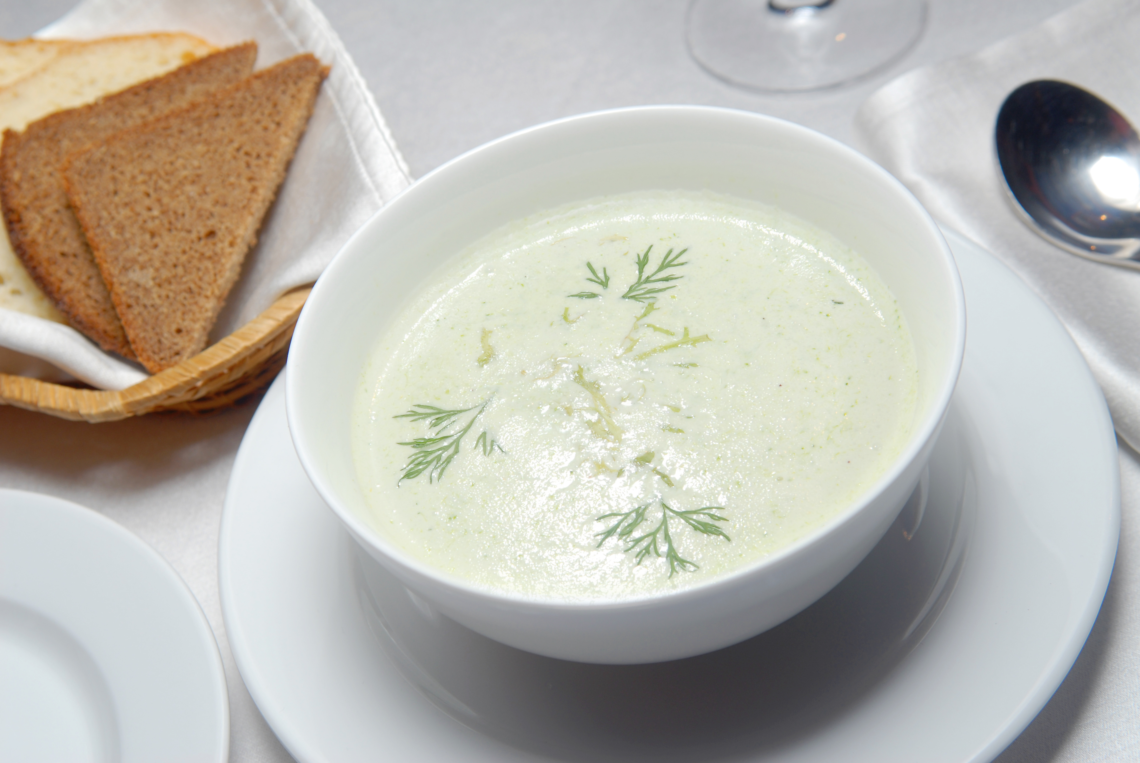 Ароматна студена супа чийто вкус определено ще запомните Необходими Продукти● чесън