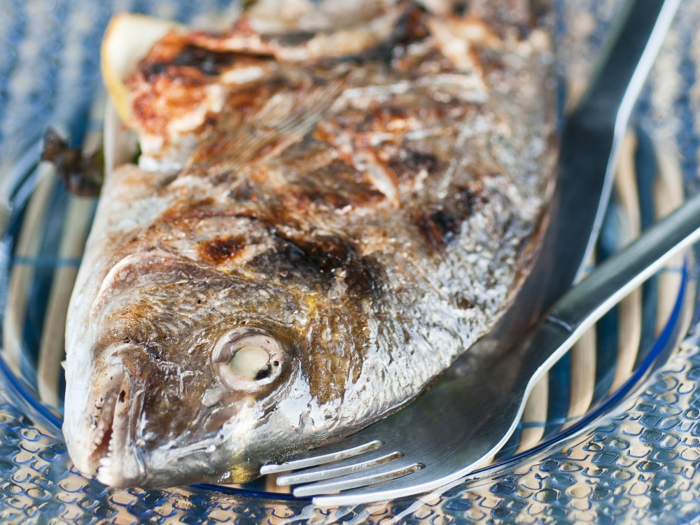 Поднесете вкусната рибка с гарнитура от картофи или пожелание според