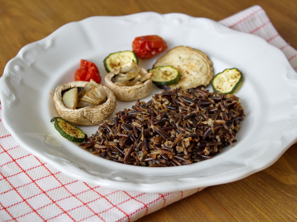 Вкусно и здравословно ястие с черен ориз и гъби печуркиНеобходими
