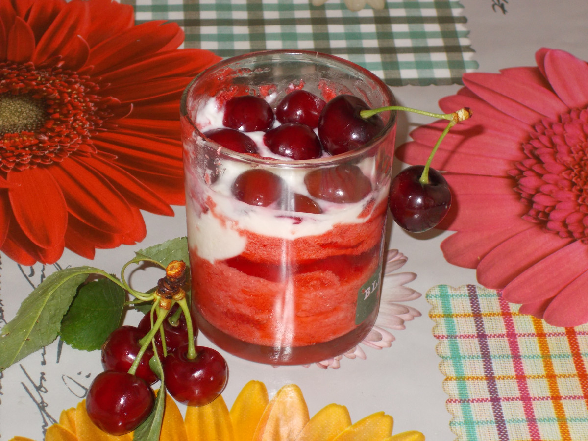 Много освежаващ и ароматен заскрежен десерт с ягоди и черешиНеобходими