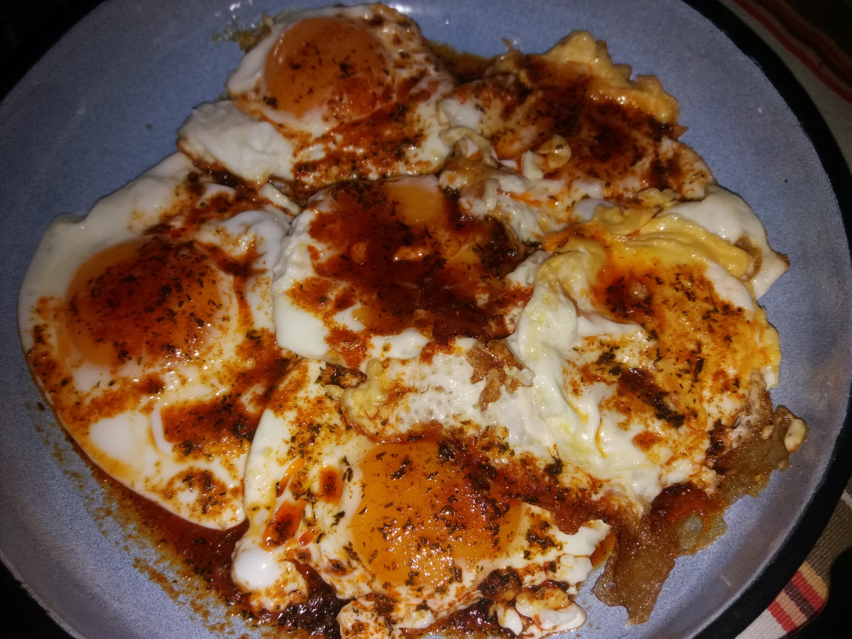 Яйца и мамалига и аромат на леко запържен червен пипер