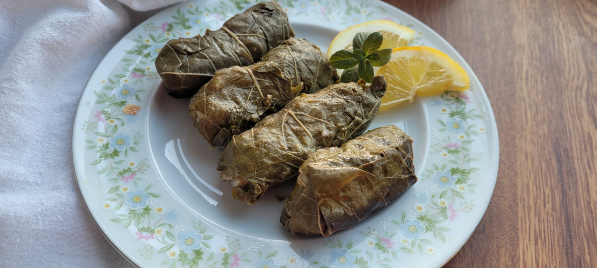 Лозови сарми приготвени по гръцка рецепта с много ароматни подправки Необходими