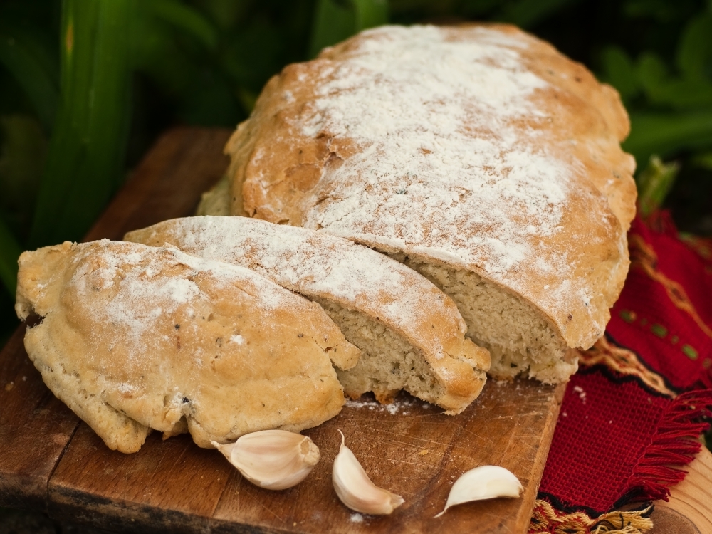 От кухнята се носи изкусителен аромат на домашен чеснов хляб