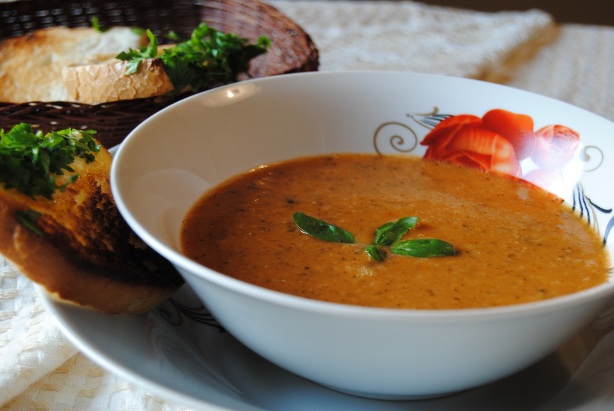 Щипка босилек и обикновената доматена супа се превръща в истински