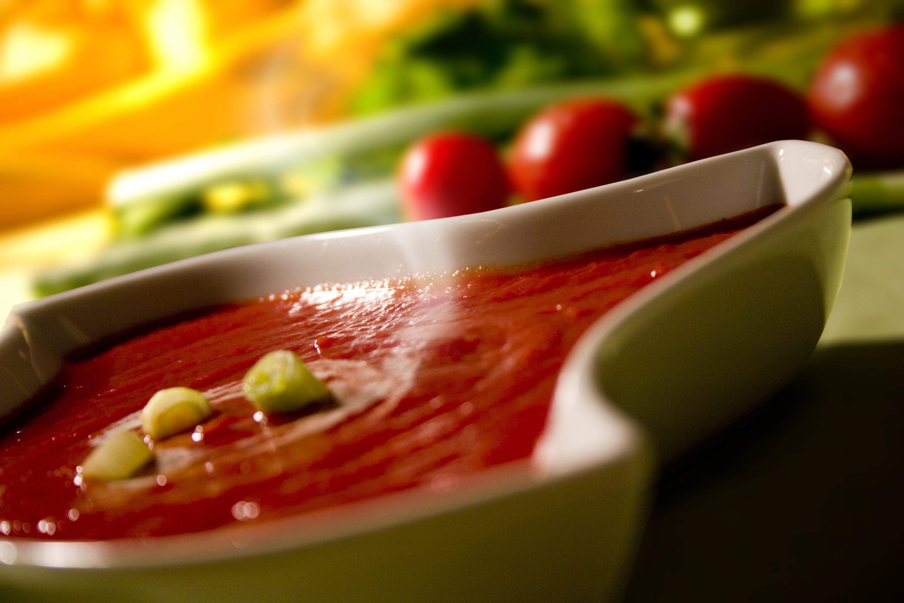 Изненадайте лятото с ароматна доматена кремсупаНеобходими Продукти● масло 3