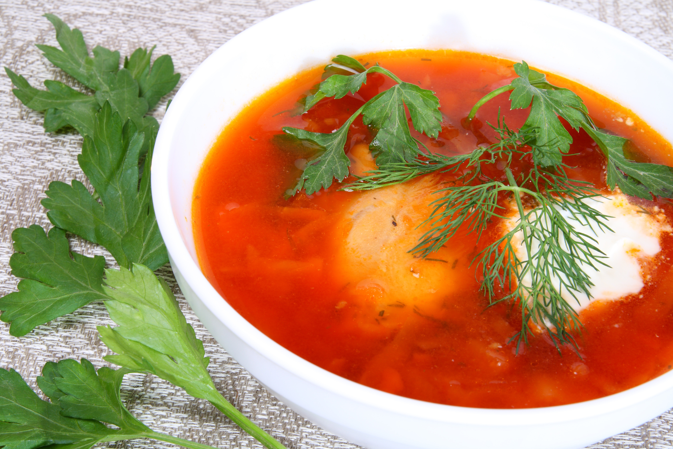 Сгряваща душата унгарска супа с домати и неустоим дъх на