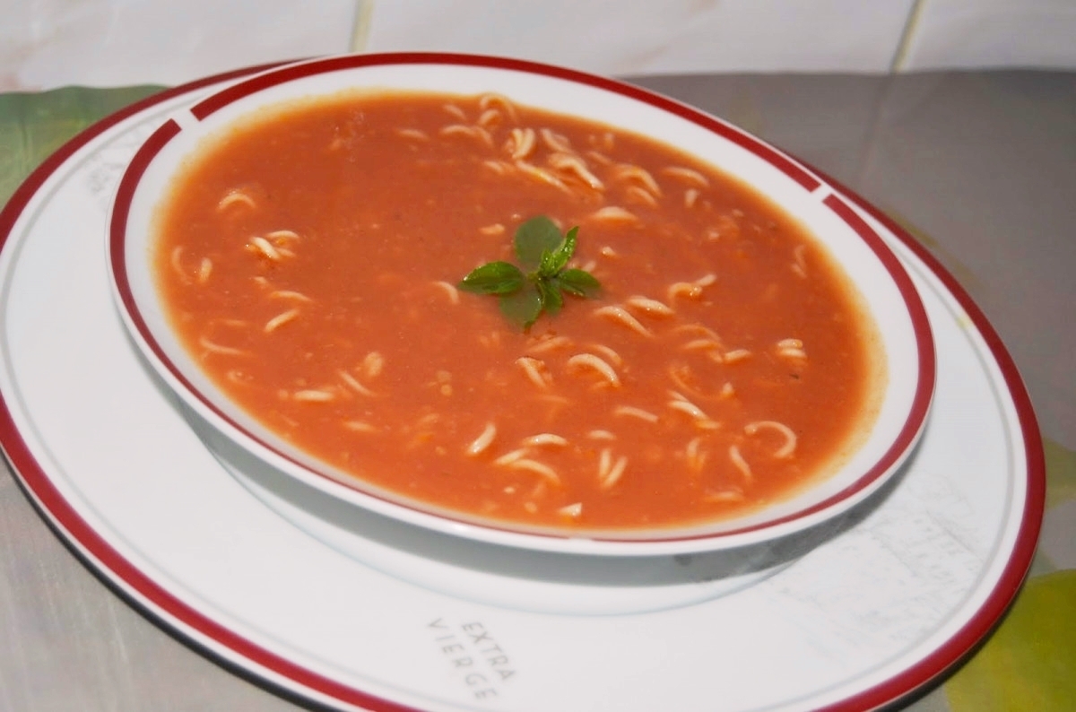 Най обикновена доматена супичка със зарзават от градината на баба