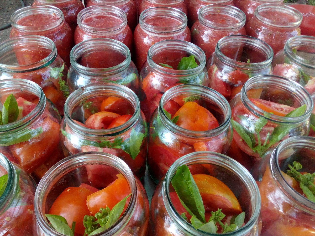 Използвайте изобилието от свежи домати за да сложите няколко буркана