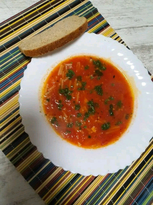 Готовата доматена супа с фиде и босилек поръсете с нарязан