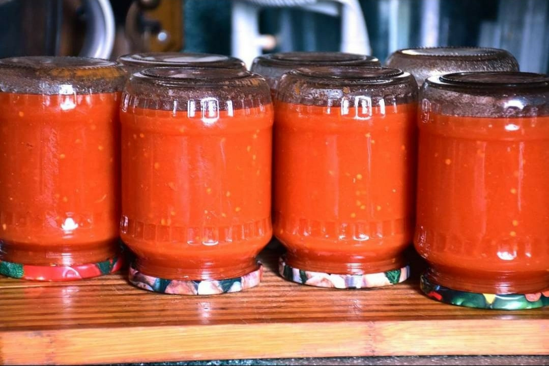 Който разбира на този доматен сок в буркани се спираНеобходими