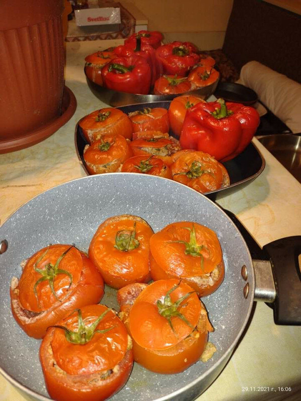 Страхотно предястие от пълнени домати с кайма и лукНеобходими Продукти●