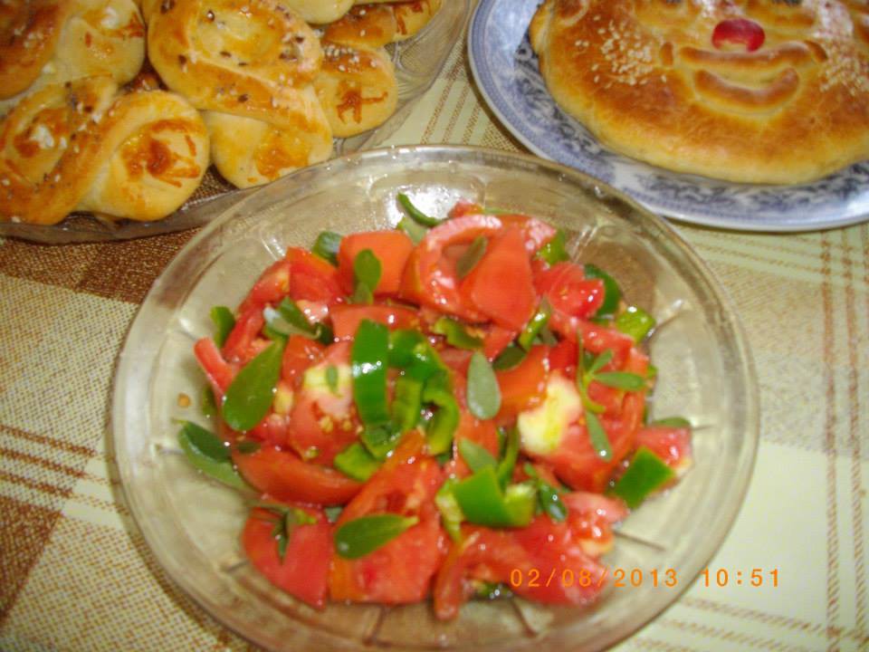 Салатка подходяща за ракийкаНеобходими Продукти● домати 2 бр ● тученица