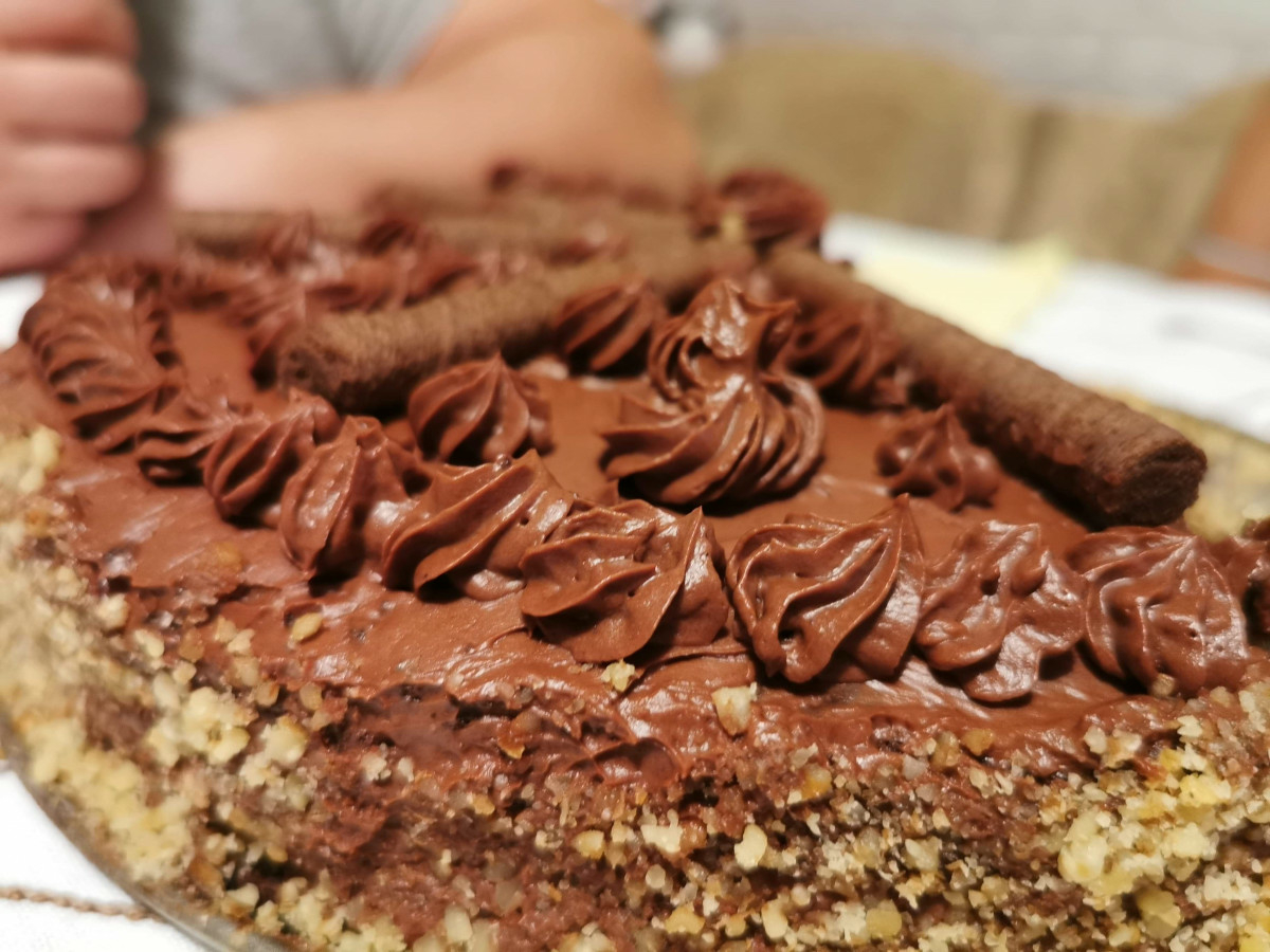 Шоколадова торта с орехи лесно и приятно занимание в