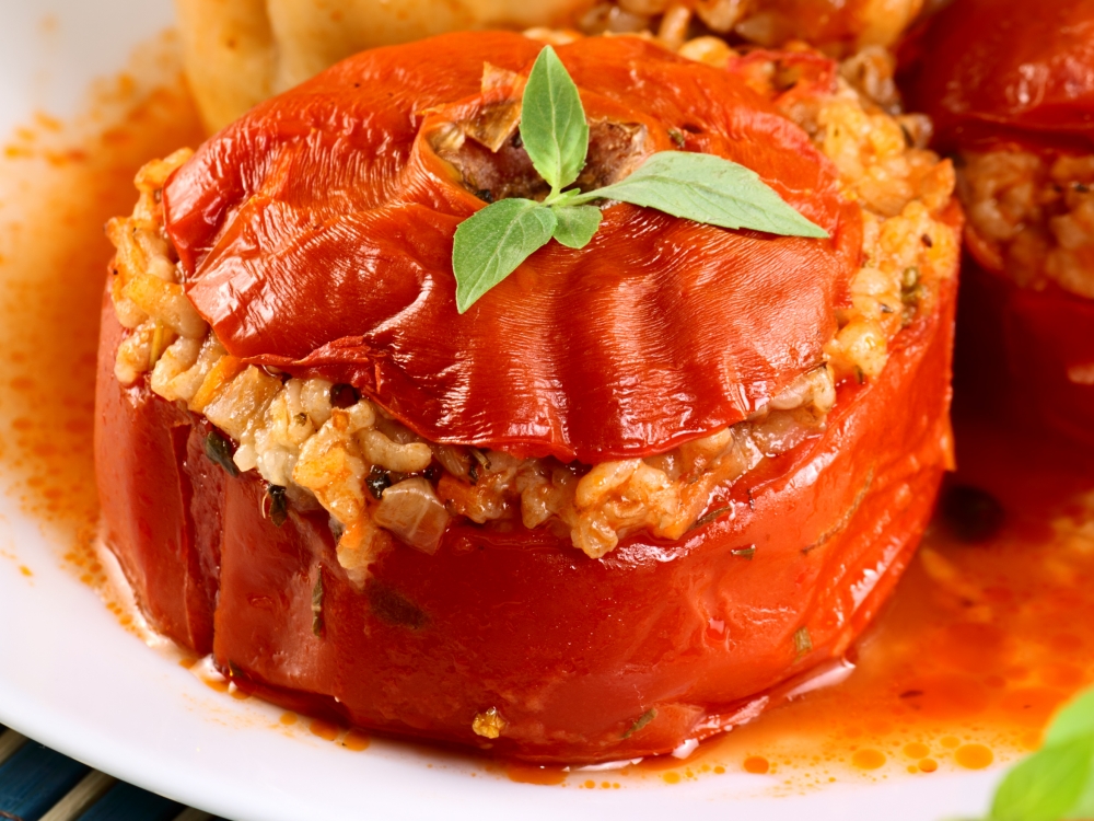 Разкошни постни пълнени домати, които са вкусни топли и два