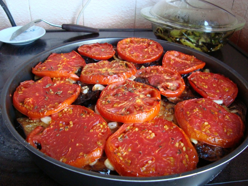 Вкусотия с патладжан и домати и за мезе става