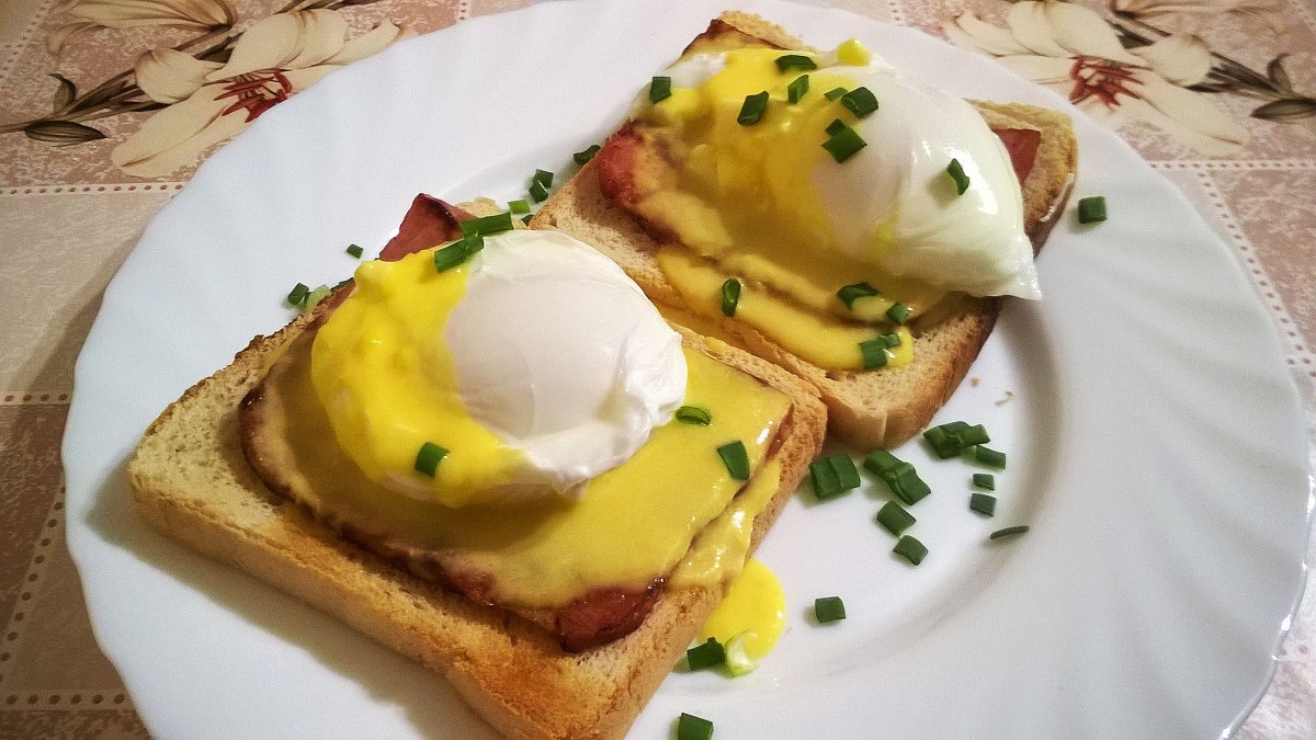 Романтична закуска от яйца по Бенедиктински която е най вкусна поднесена