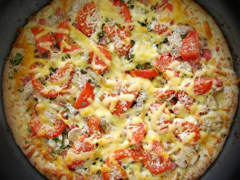 Лесна домашна пица с богата плънка специалитет за гладни