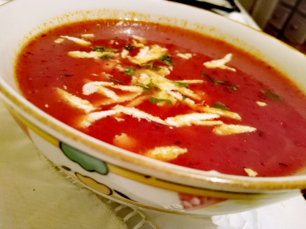 Поднасяме френската доматена супа която придава особено очарование на трапезатаНеобходими