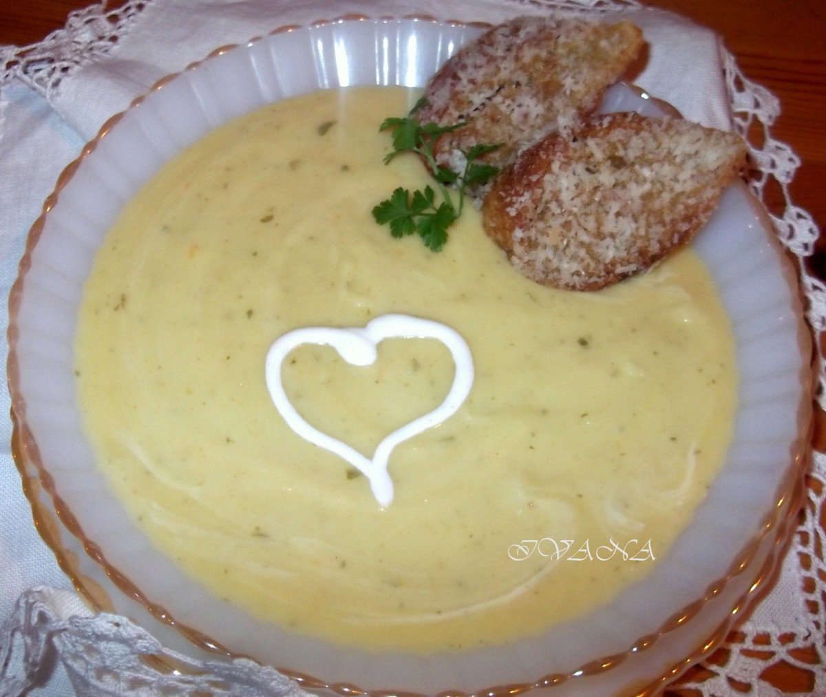 Френска картофена супа поднасяме с любов препечена филийка и добър