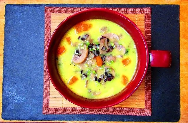 Гъбена супа, приготвена с черен ориз и куп зеленчуци ви