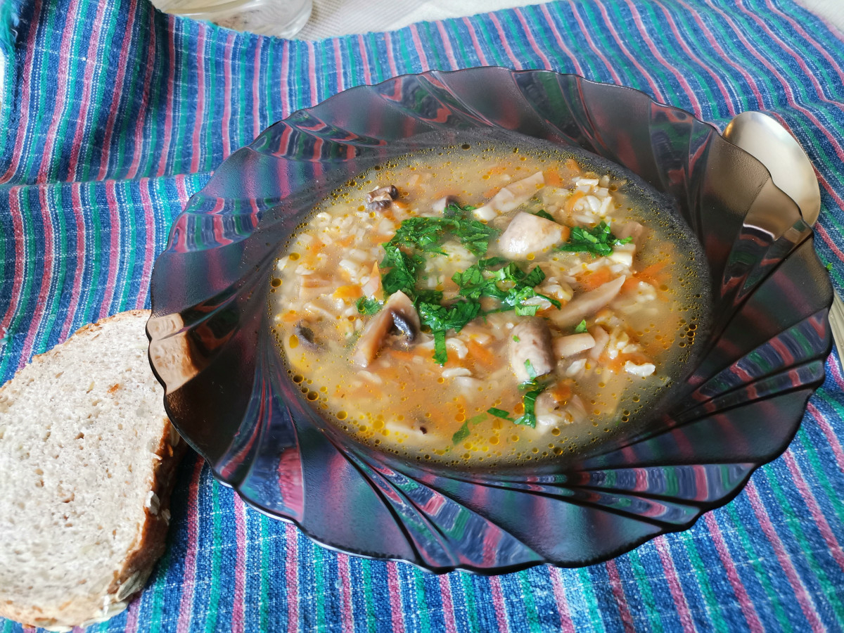 Гъбена супа със зеленчуци хапва се с домашно хлебчеНеобходими