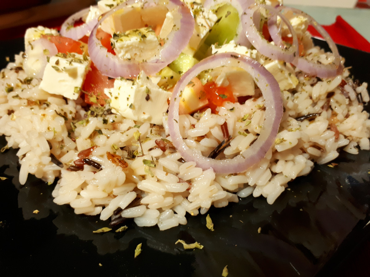 Една по-различна гръцка салата с оризНеобходими Продукти● шарен ориз -