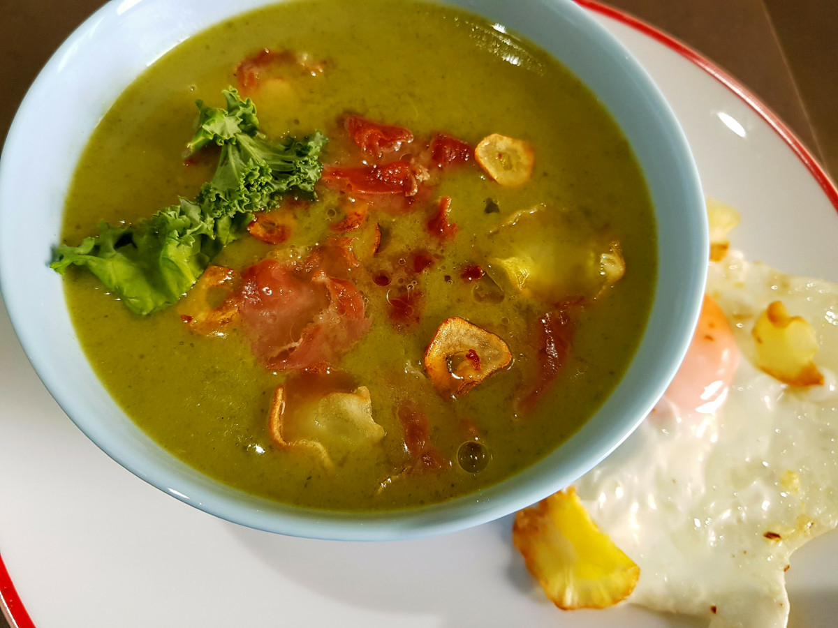 Поднесете тази витаминозна зелена супа с крутони или препечени филийкиНеобходими