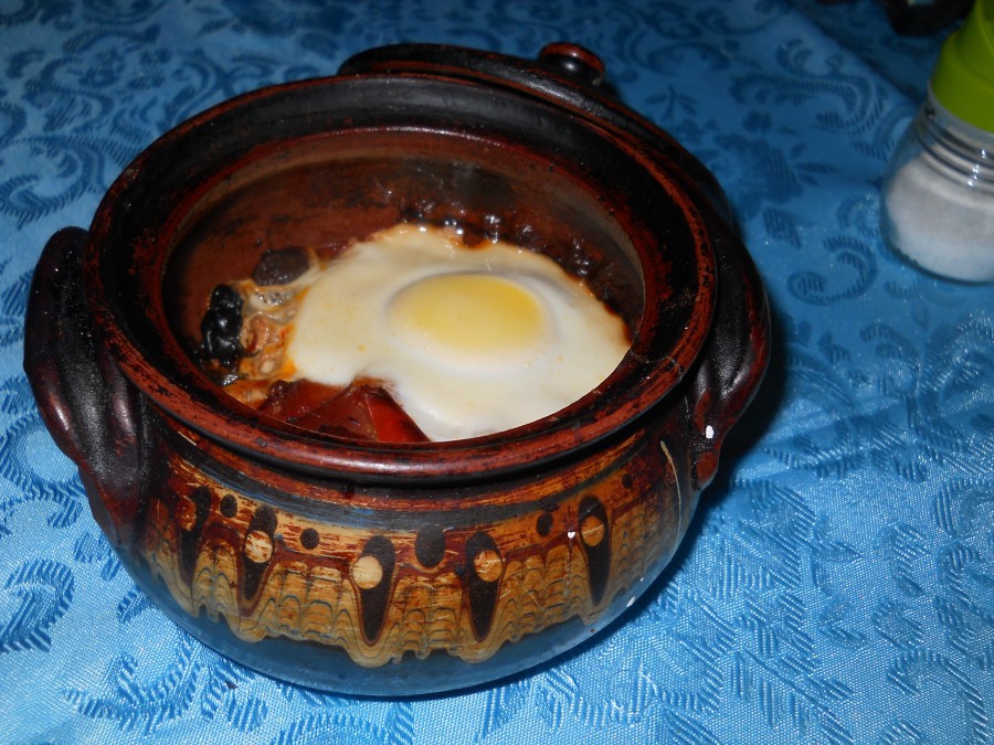 Снимка: Гювече с домашна лютеница и яйце
