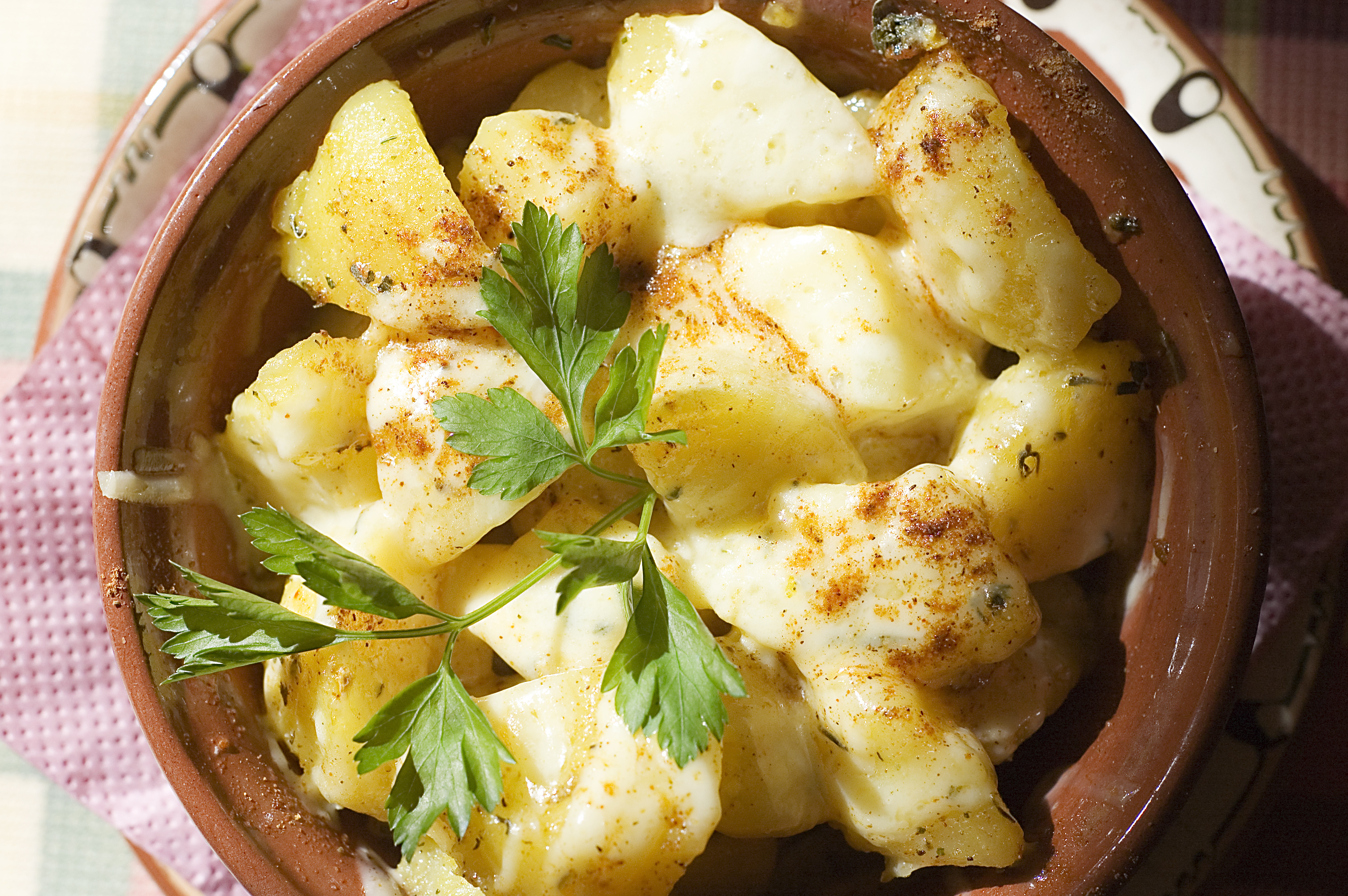 Не просто картофи със сирене а истинска вкусотия в гювече Необходими