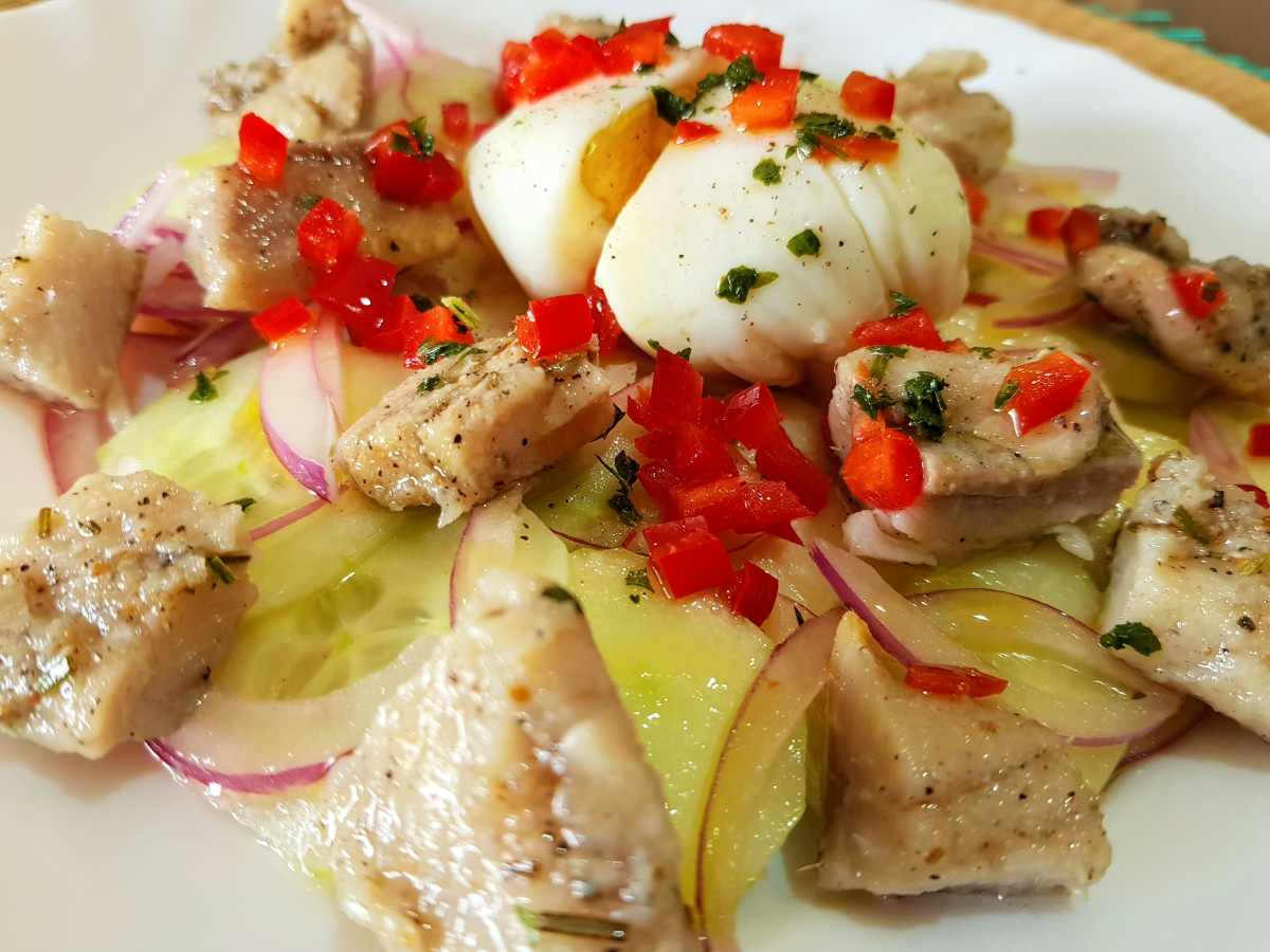 Поднесете апетитната рибна салата с водка ракия или бяло виноНеобходими