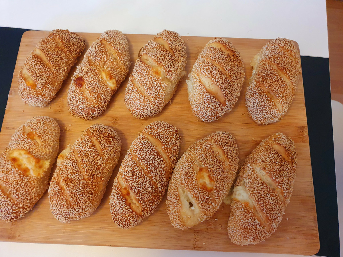 Хлебчета със сусам с кашкавал които правят всяко ястие по вкусноНеобходими