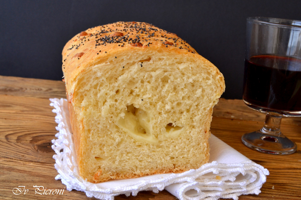 Домашният хляб е още по вкусен когато е приготвен с кашкавал