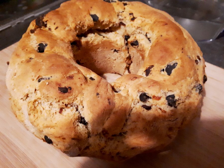 Лесно е да приготвите ароматен хляб с маслини и сушени