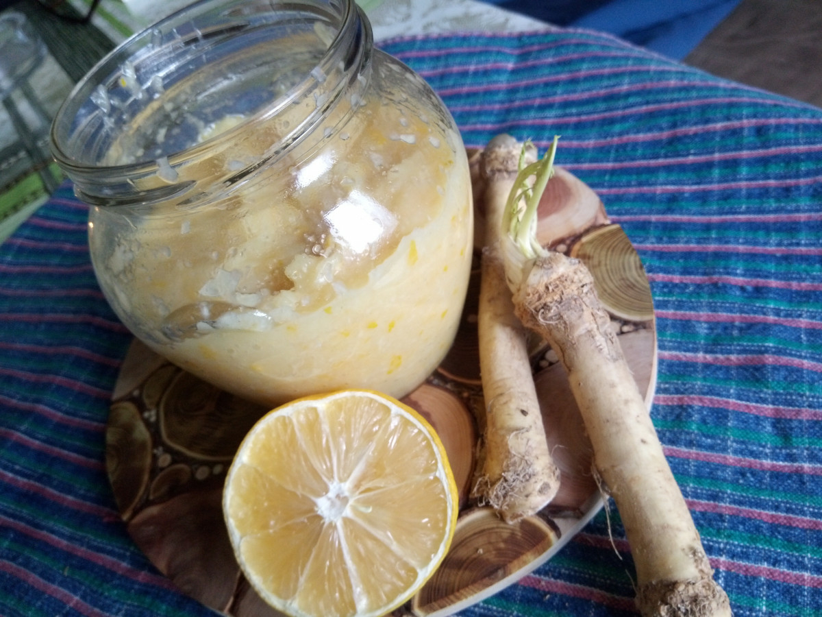 Смес от корен от хрян лимони и мед помага за