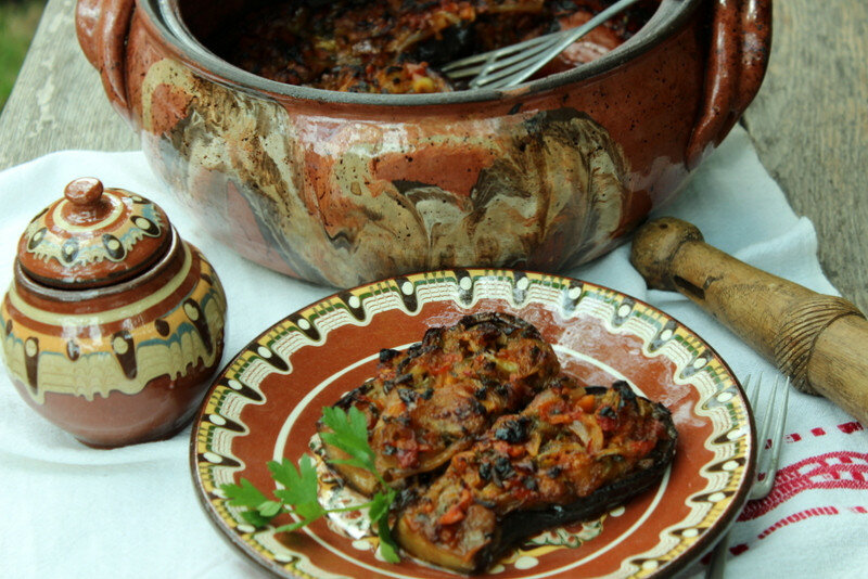 Всички обичат класически Имамбаялдъ приготвен в глинен гювечНеобходими Продукти● домати
