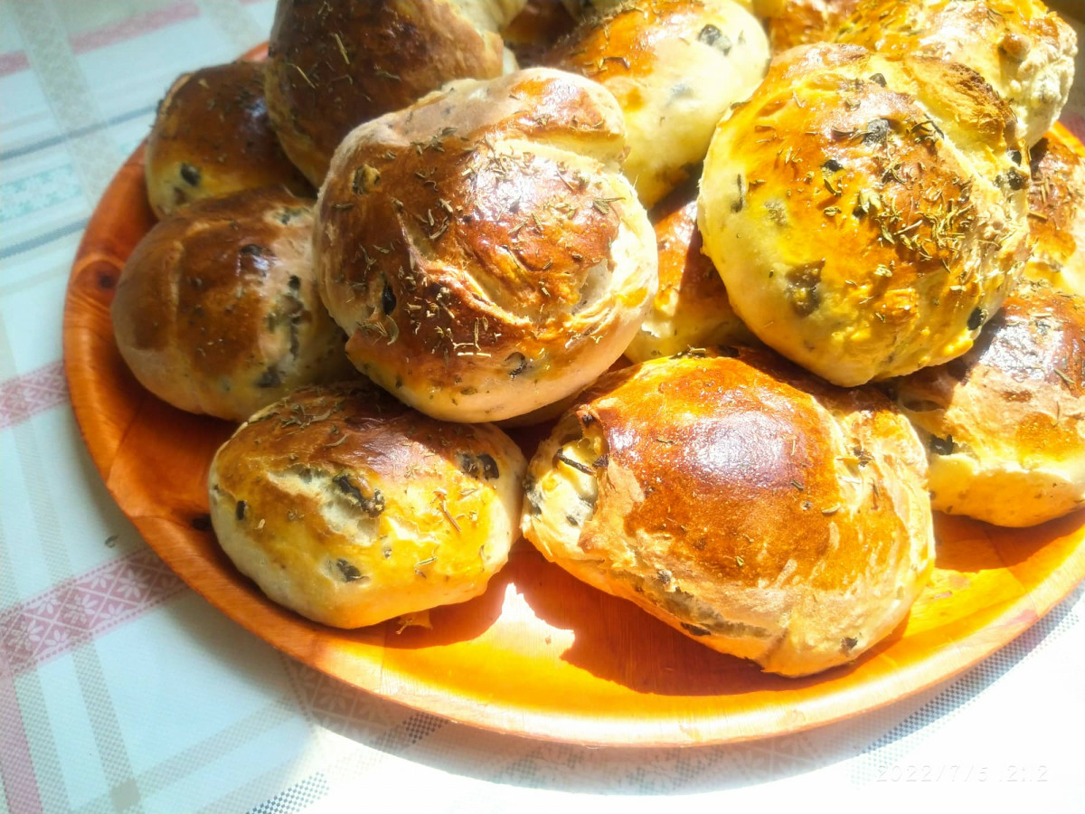 Цели 19 ароматни испански хлебчета с маслини МММммм искаме да си намажем