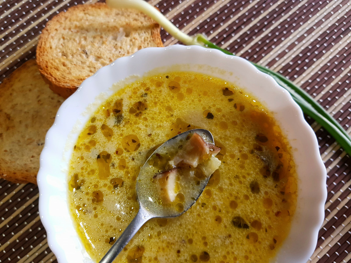 Поръсете тази италианска гъбена супа с пармезан и поднесете с