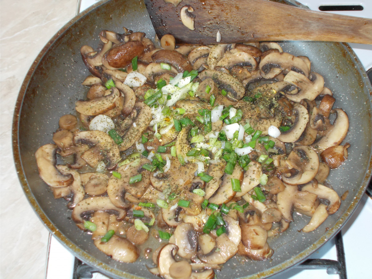 От кухнята се носи вълшебен аромат на кафяви печурки с