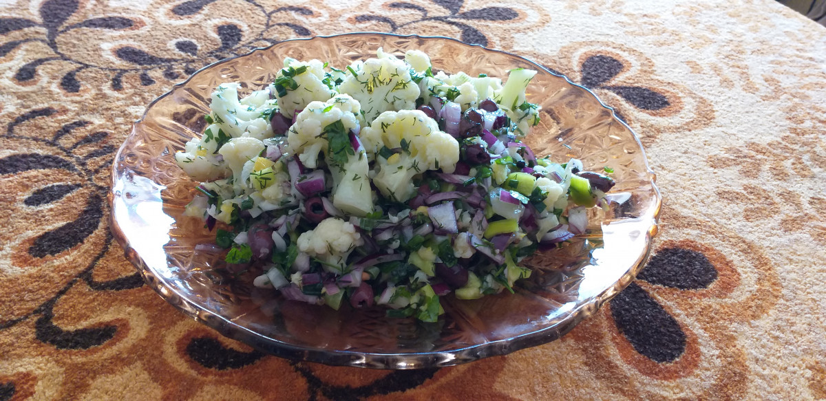 Цветна и апетитна салата с карфиол - перфектната гарнитура на