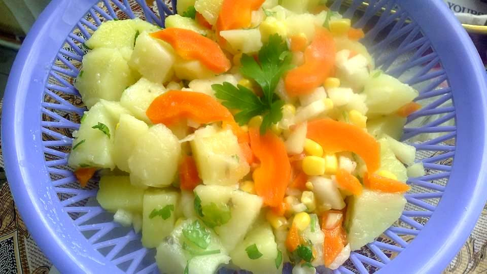 Разнообразете любимата картофена салата с царевица и магданоз изненадайте