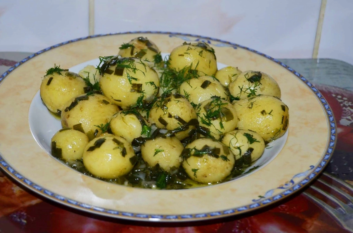 Вкусни картофи и зеленчуци с масло - бърза и икономична