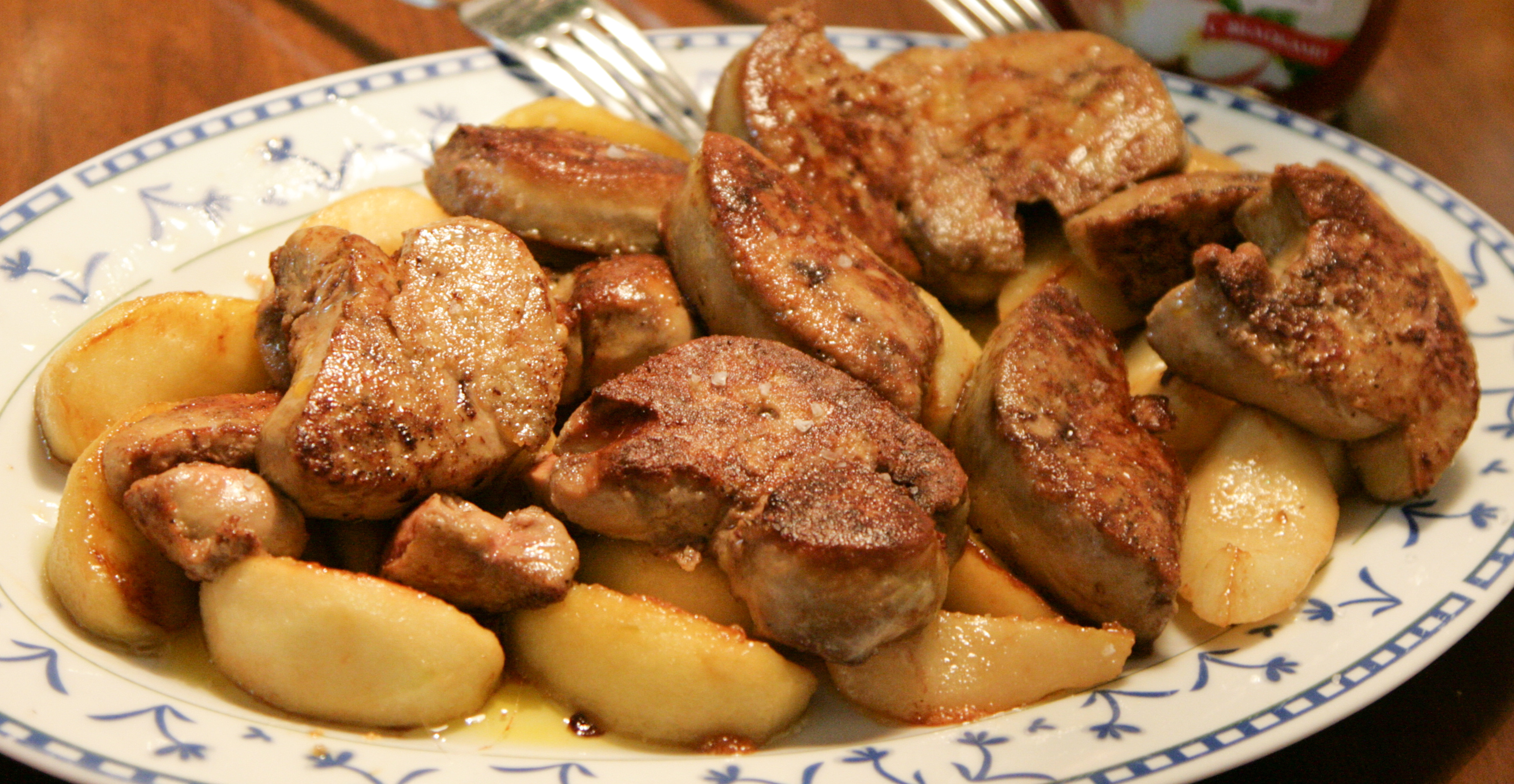 Сервираме вкусна яхния от конско месо с картофи и ви