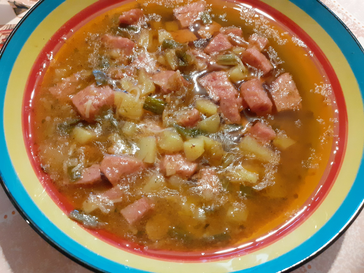 Вкусна и ароматна супа от картофи с наденица която сгрява