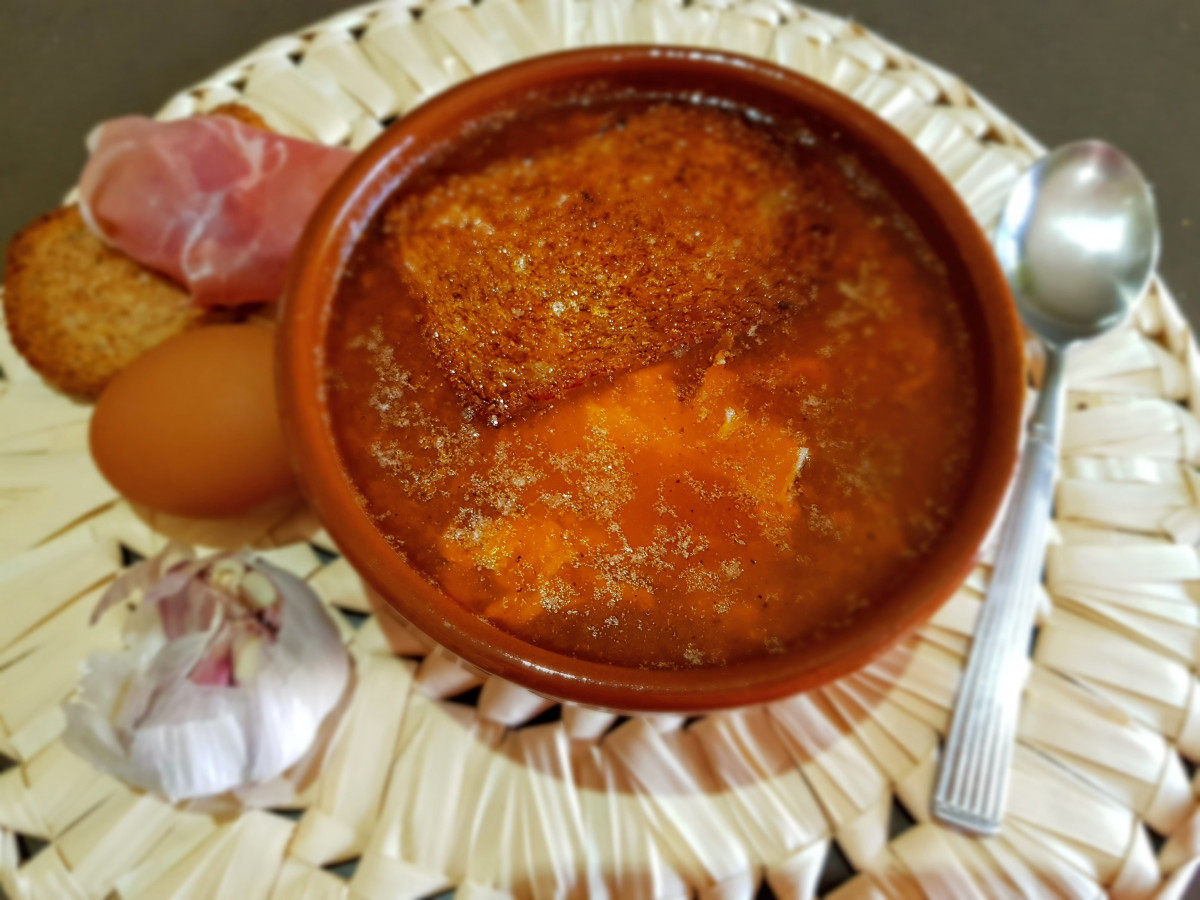 Класически испански специалитет Кастилска чеснова супа която ще ви