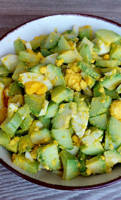 Кето салата с авокадо и яйца лесна и бързаНеобходими