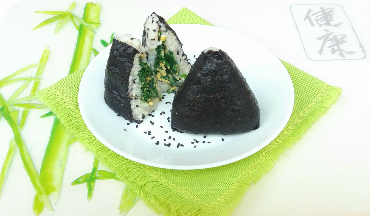 Лесен триъгълен Кимбап със спанак и яйца – за един