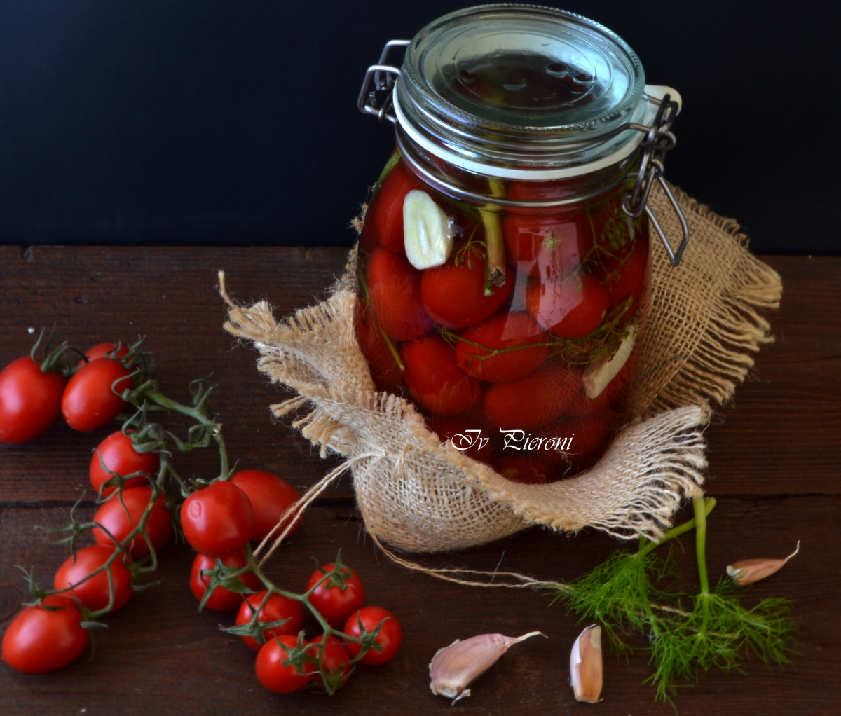 Подгответе се за зимата с няколко бурканчета кисели червени домати