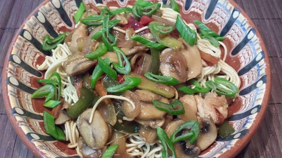 Спагети по китайски с пилешко и зеленчуци потопете се