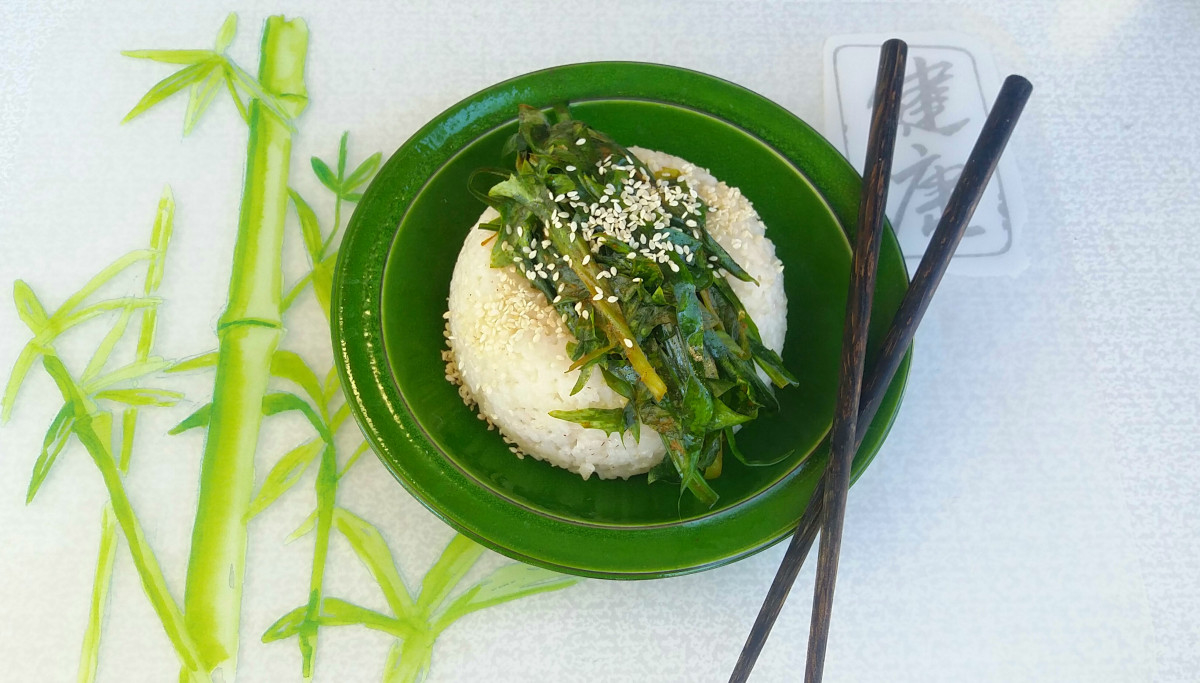 Корейската пролетна гарнитура върху канапе от ориз е вариация на