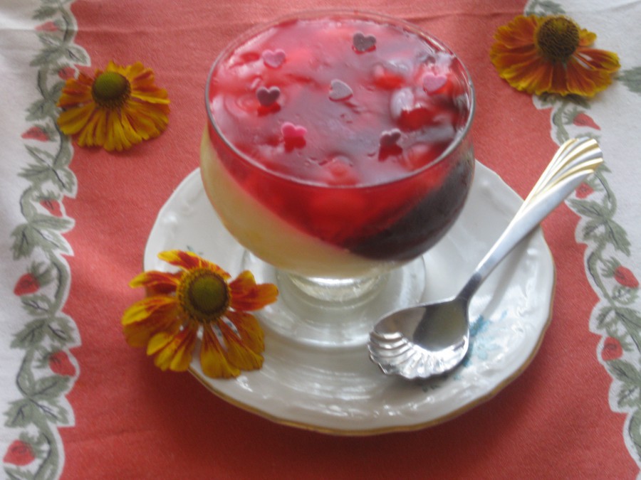 Лек и свеж десерт с желирани ягоди за малки и
